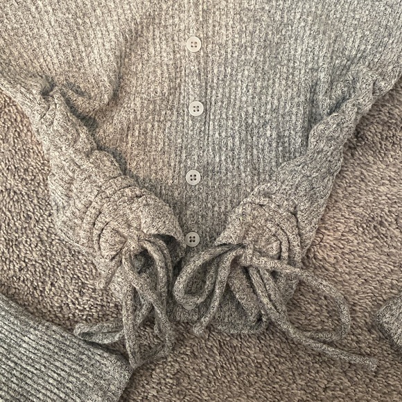 Hollister gray long sleeve scrunchy top - Picture 3 of 5